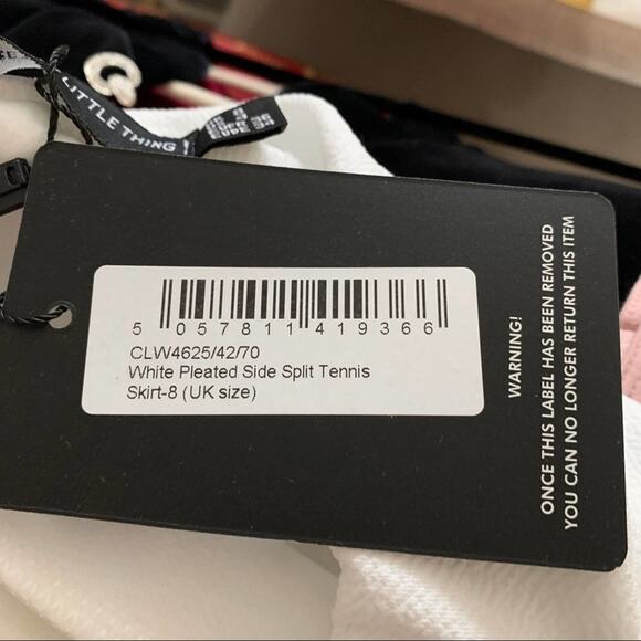 Pretty little thing white pleated mini side split tennis skirt. Size is US 4 - Picture 10 of 10